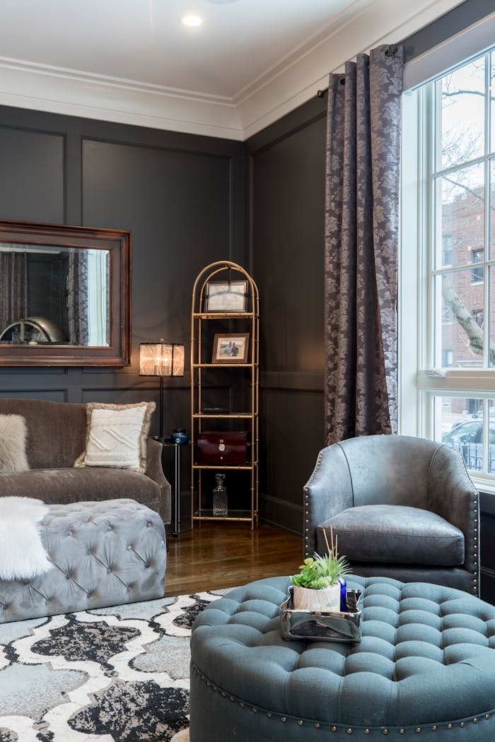 about-01 Luxurious living room showcasing contemporary design with plush seating and stylish decor.